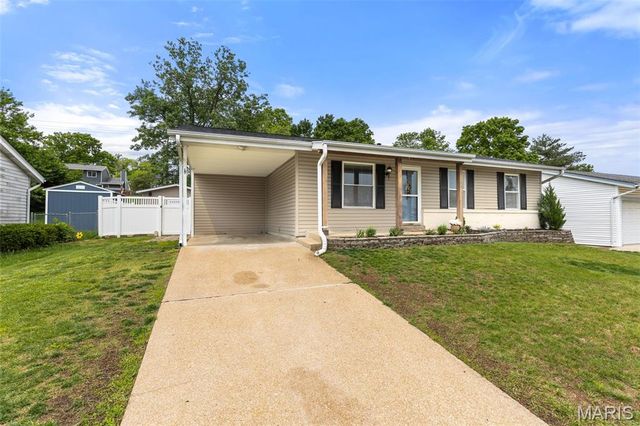 669 Green Hedge Drive, Fenton, MO 63026