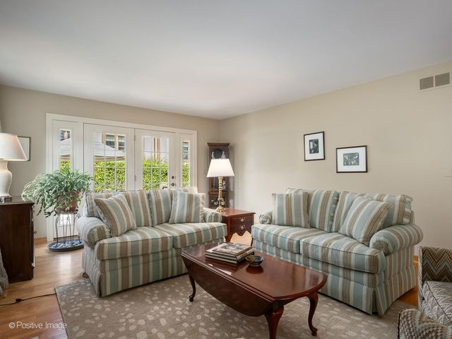 1049 Wheaton Oaks Drive, Wheaton, IL 60187