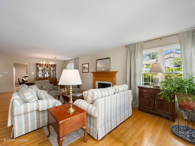 1049 Wheaton Oaks Drive, Wheaton, IL 60187