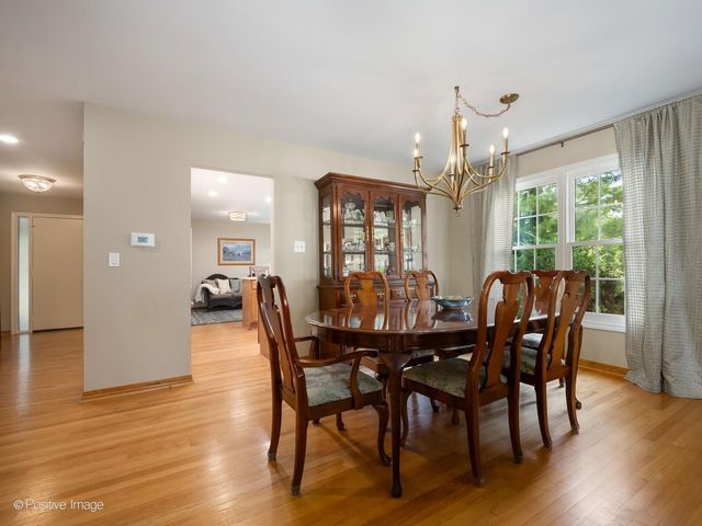 1049 Wheaton Oaks Drive, Wheaton, IL 60187