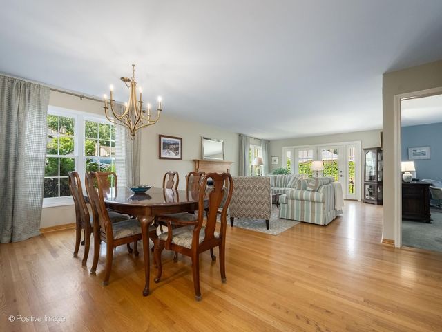1049 Wheaton Oaks Drive, Wheaton, IL 60187