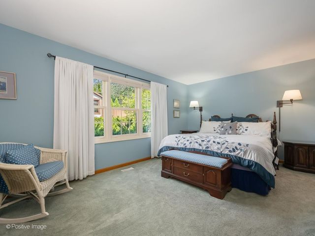 1049 Wheaton Oaks Drive, Wheaton, IL 60187