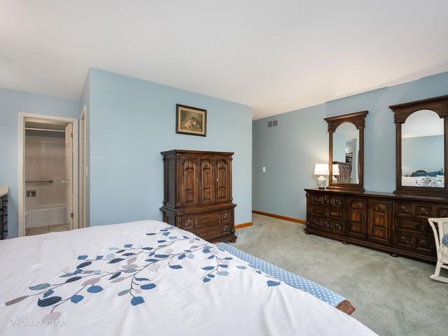 1049 Wheaton Oaks Drive, Wheaton, IL 60187