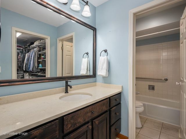 1049 Wheaton Oaks Drive, Wheaton, IL 60187