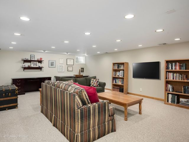 1049 Wheaton Oaks Drive, Wheaton, IL 60187