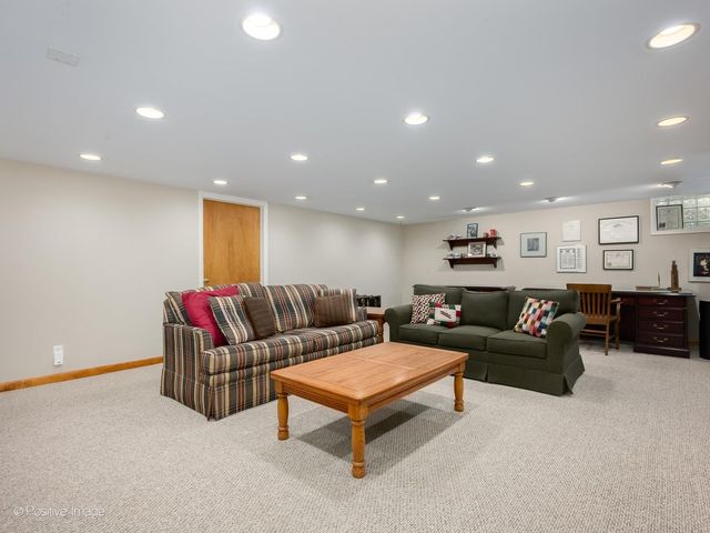 1049 Wheaton Oaks Drive, Wheaton, IL 60187