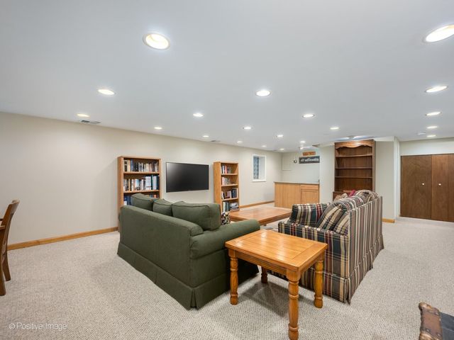 1049 Wheaton Oaks Drive, Wheaton, IL 60187