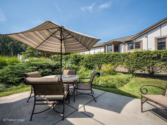 1049 Wheaton Oaks Drive, Wheaton, IL 60187