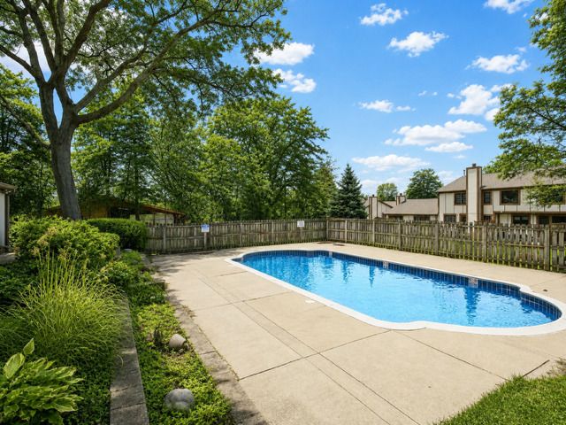 1049 Wheaton Oaks Drive, Wheaton, IL 60187