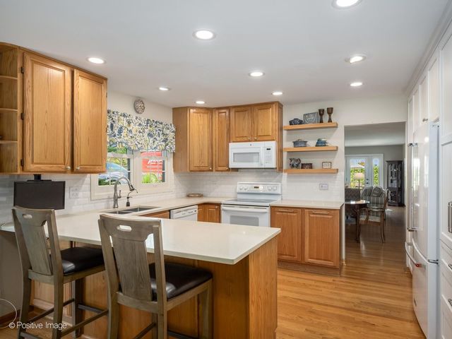 1049 Wheaton Oaks Drive, Wheaton, IL 60187