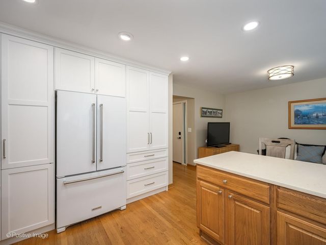 1049 Wheaton Oaks Drive, Wheaton, IL 60187