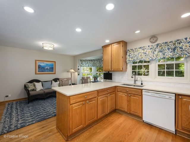 1049 Wheaton Oaks Drive, Wheaton, IL 60187