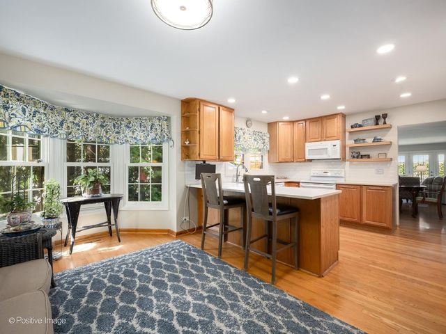 1049 Wheaton Oaks Drive, Wheaton, IL 60187