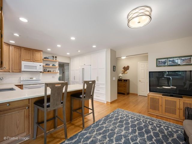 1049 Wheaton Oaks Drive, Wheaton, IL 60187