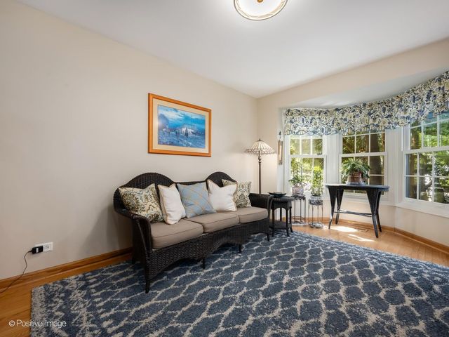 1049 Wheaton Oaks Drive, Wheaton, IL 60187