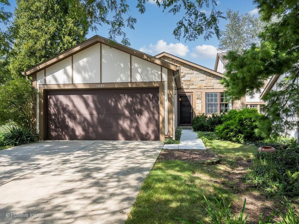 1049 Wheaton Oaks Drive, Wheaton, IL 60187