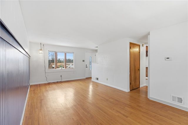 618 Arbor Ln, Pleasant Hills, PA 15236