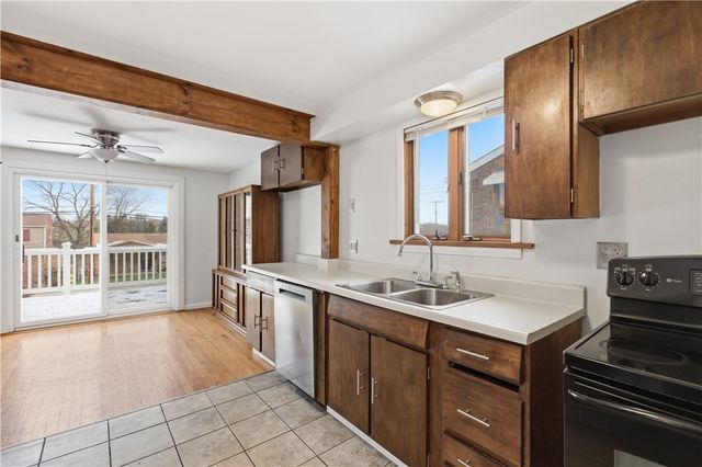 618 Arbor Ln, Pleasant Hills, PA 15236