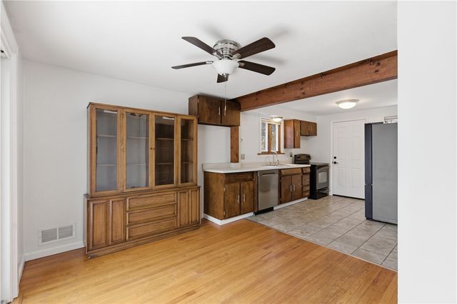 618 Arbor Ln, Pleasant Hills, PA 15236