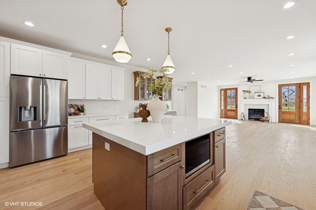 11300 Sequoya Lane, Indian Head Park, IL 60525