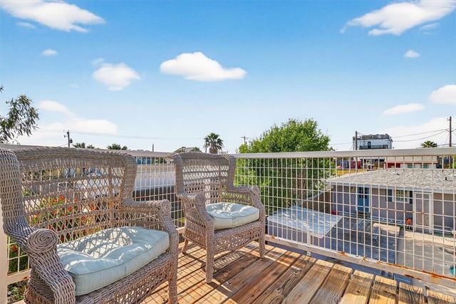 220 E Brundrett Ave, Port Aransas, TX 78373