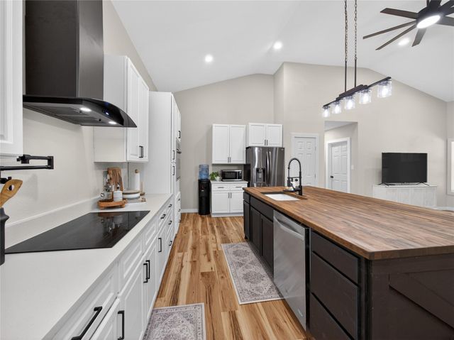 411 Avila LN, Briggs, TX 78608