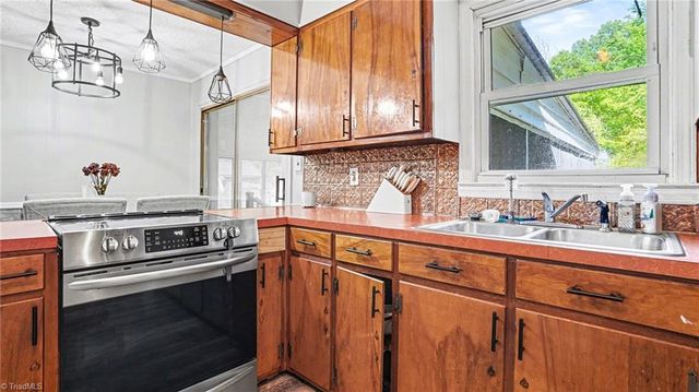 302 Huntington Park, Thomasville, NC 27360