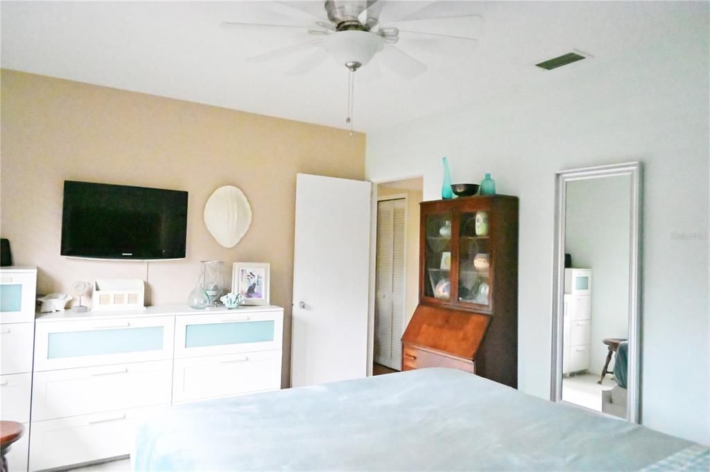 Image 10 of property listing at 4744 11TH AVENUE N, St Petersburg, FL 33713