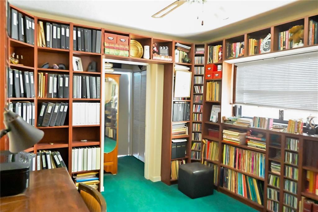 Image 13 of property listing at 4744 11TH AVENUE N, St Petersburg, FL 33713