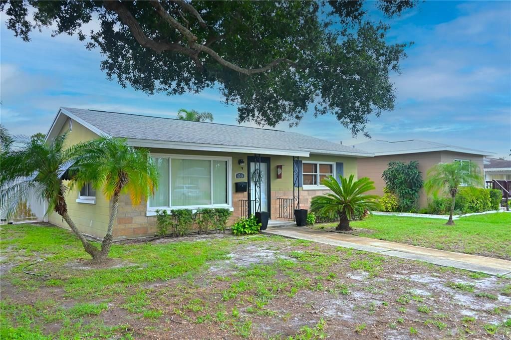 Image 3 of property listing at 4744 11TH AVENUE N, St Petersburg, FL 33713