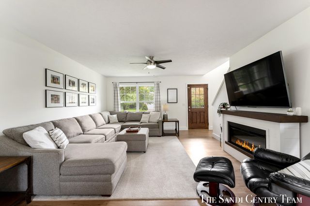 15313 Saddlebrook Court, Grand Haven, MI 49417