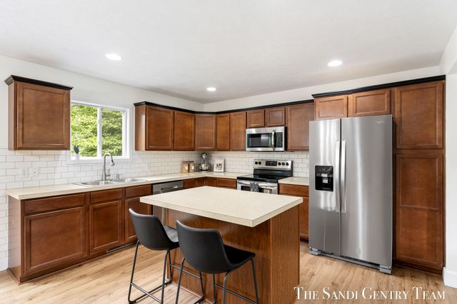 15313 Saddlebrook Court, Grand Haven, MI 49417