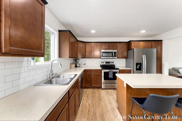 15313 Saddlebrook Court, Grand Haven, MI 49417