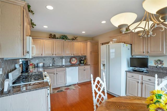 41 Madison Circle, Middle Island, NY 11953