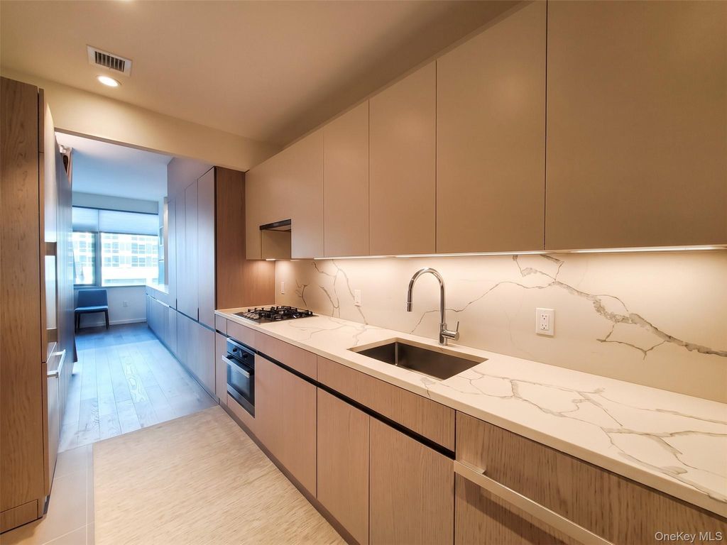 13327 39th Avenue 6D, Flushing, NY 11354 — photo 2
