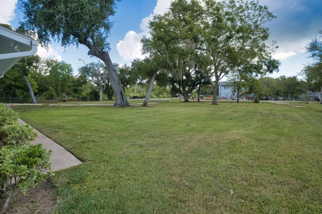 1288 County Road 297, Sargent, TX 77414