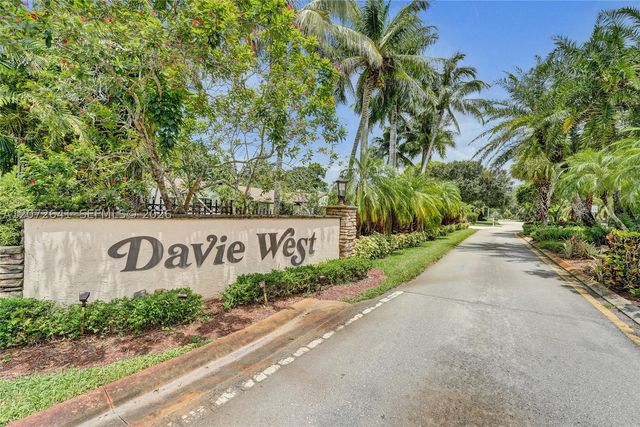 10880 SW 25th St, Davie, FL 33324