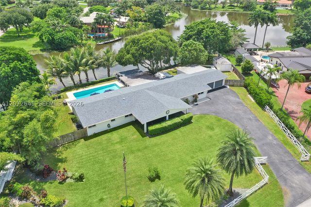 10880 SW 25th St, Davie, FL 33324