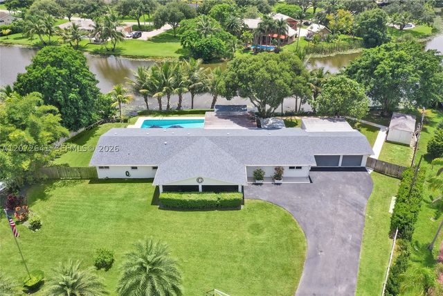 10880 SW 25th St, Davie, FL 33324