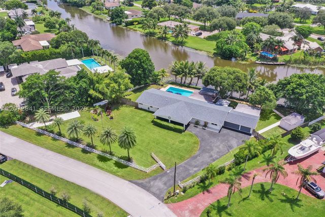 10880 SW 25th St, Davie, FL 33324