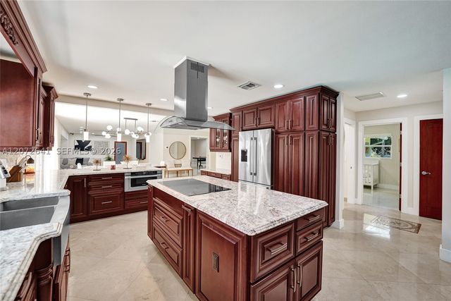 10880 SW 25th St, Davie, FL 33324