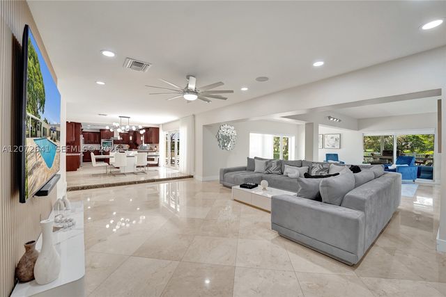 10880 SW 25th St, Davie, FL 33324