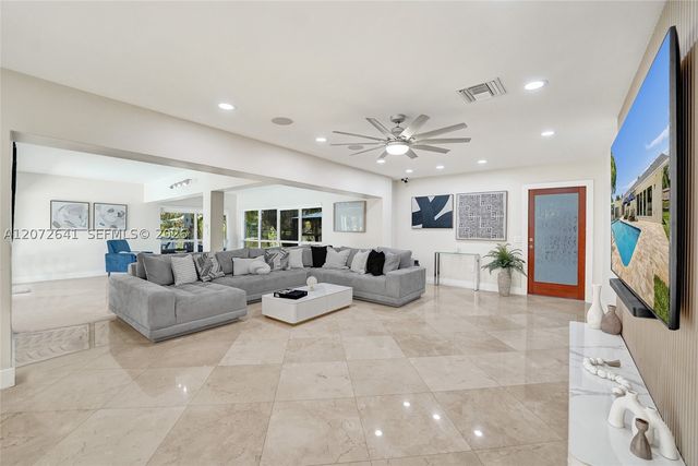 10880 SW 25th St, Davie, FL 33324