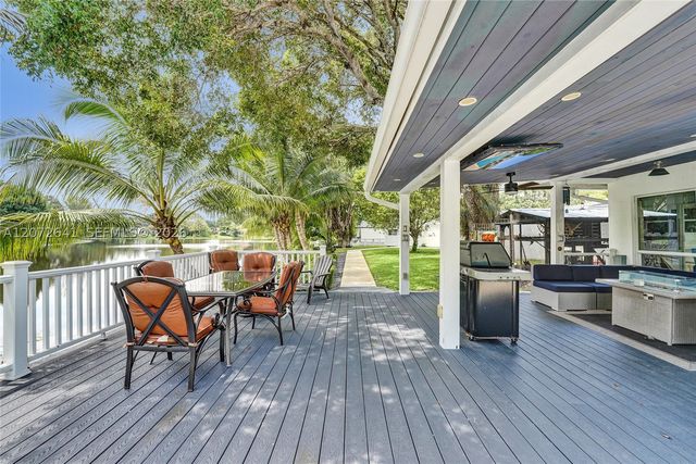 10880 SW 25th St, Davie, FL 33324