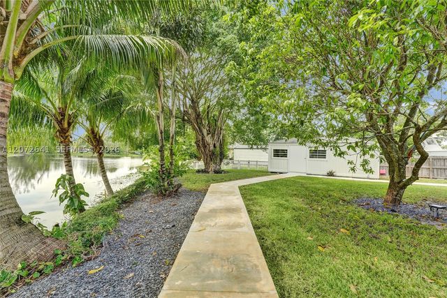 10880 SW 25th St, Davie, FL 33324