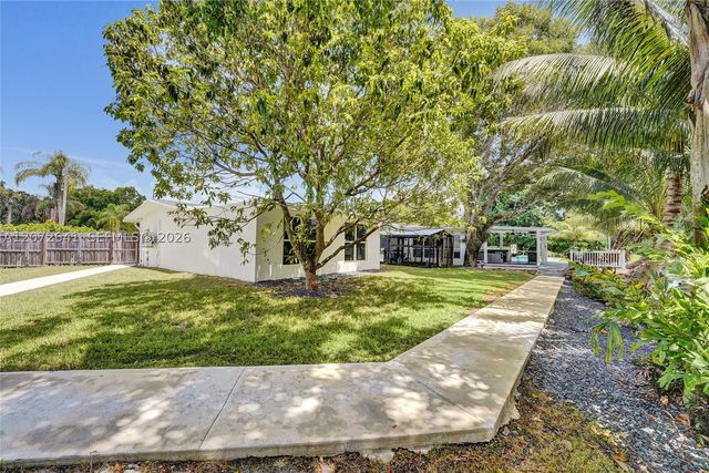 10880 SW 25th St, Davie, FL 33324