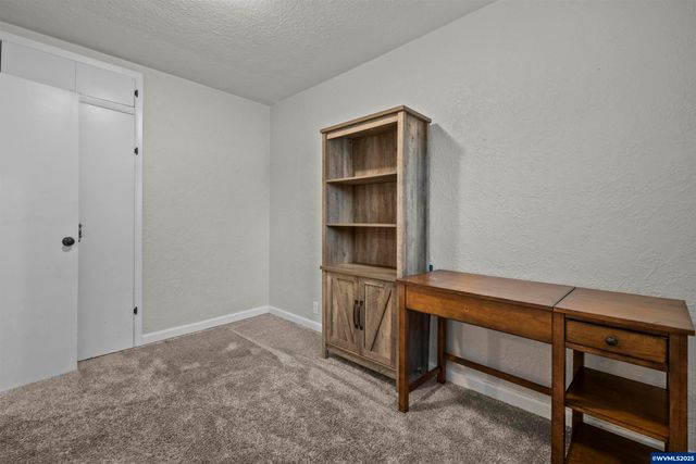 547 Fir St, Woodburn, OR 97071