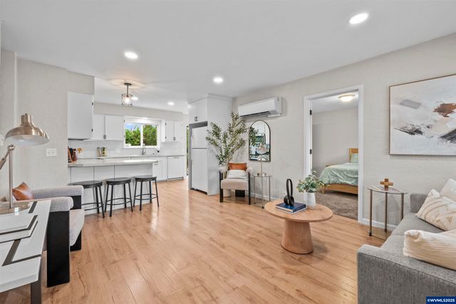 547 Fir St, Woodburn, OR 97071