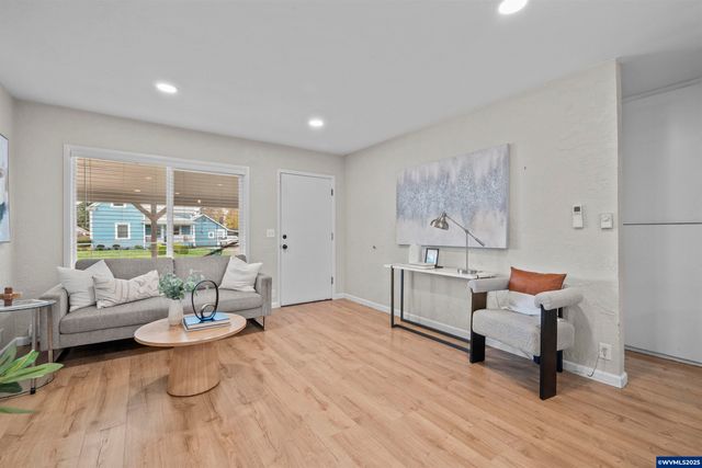 547 Fir St, Woodburn, OR 97071