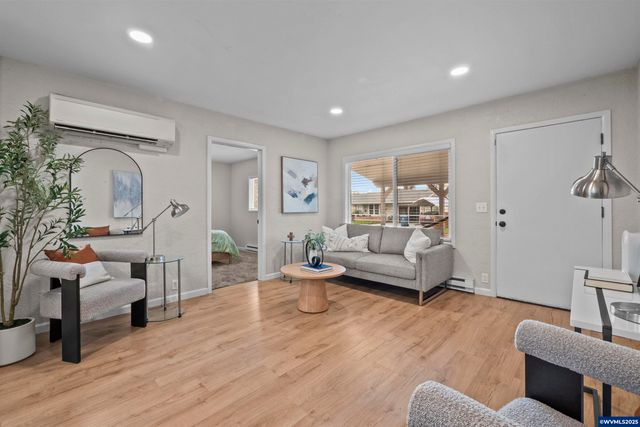 547 Fir St, Woodburn, OR 97071